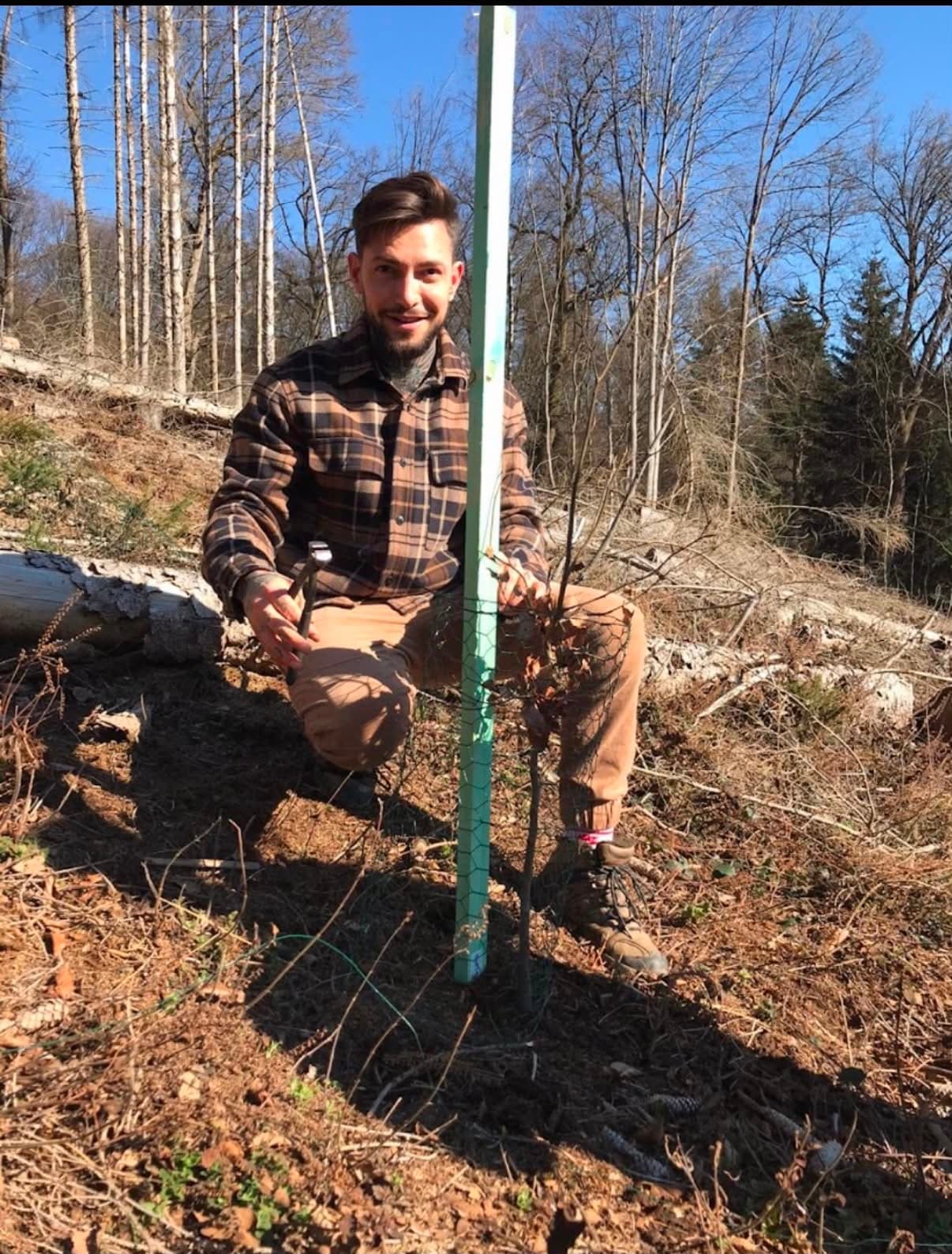 Gründer von Wir machen Wald e.V. bei einer Baumpflanzung im Wald